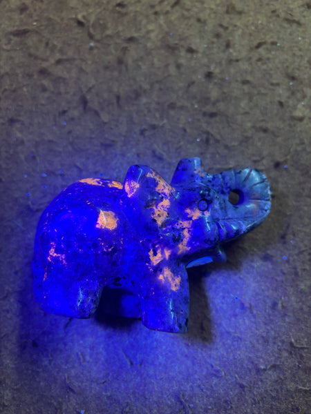 Carvings - Yooperlite Elephant YE2 UV flourescent under black light